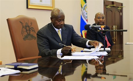 Ugandský prezident Yoweri Museveni podepisuje kontroverzní zákon proti homosexualit.