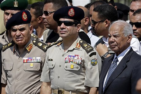 Generál Abdal Fattah Sísí (uprosted) s bývalým premiérem Házimem Biblávím (vpravo).