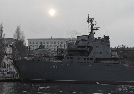 Ruská válená lo Orsk kotví v pístavu Sevastopol. 