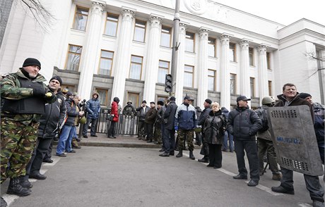 Protivládní demonstranti steí vstup do budovy ukrajinského parlamentu v Kyjev.