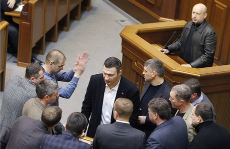 Ukrajinský opoziní pedák Vitalij Kliko mluví s kolegy v ukrajinském parlamentu. Za ním nov zvolený mluví parlamentu Oleksandr Turchynov.