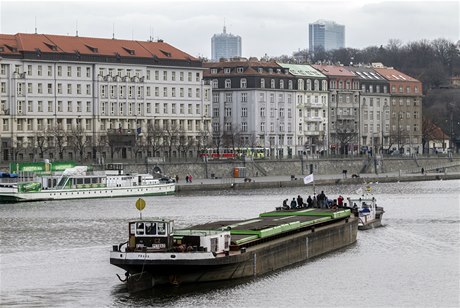 Vlená lo na Vltav.