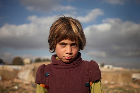 Podívejte se, v jakých podmínkách musejí ít syrtí uprchlíci. Na snímku estiletá syrská dívka. 