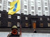 Demonstrant steí vládní budovu v Kyjev