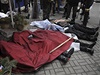 UPOZORNNÍ: DRASTICKÉ ZÁBRY. Zakrytá tla mrtvých demonstrant.