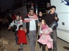 Syrská rodina jde k autobusu, který ji evakuuje z bojit msta Homs.