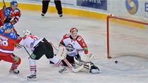 Zleva Niko Kapanen a Michal Řepík ze Lva a Clay Wilson a brankář Michael Leighton z Donbassu sledují puk z hole střelce Topiho Jaakoly, který upravil skóre na 2:0 pro pražský celek | na serveru Lidovky.cz | aktuální zprávy