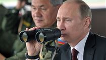 Ruský prezident Vladimír Putin při inspekci armády v červenci roku 2013. | na serveru Lidovky.cz | aktuální zprávy
