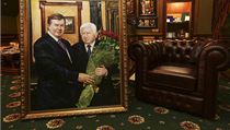 Korupce na Ukrajin. Prezidenta Viktora Janukovye (vlevo) a generlnho...