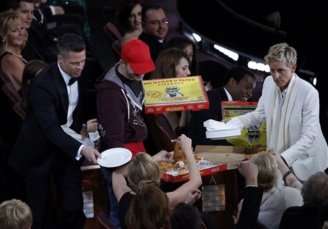 Ellen DeGeneres objednana na slavnostní ceremoniál pizzu od poslíka. Zájem ml i Brad Pitt