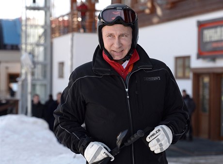 Na osobní obhlídce. Prezident Vladimir Putin sám otestoval olympijské sjezdovky. 