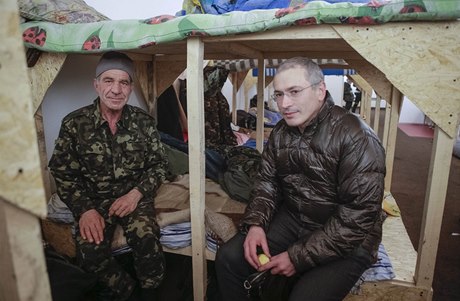 "Jsem pipraven dostavit se kdykoli na jakékoli místo Ukrajiny, abych pomohl zabránit krveprolití. Pítomnost nezávislých osobností s mezinárodní autoritou me zabránit eskalaci konfliktu," uvedl.