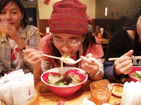 Bhem svých pobyt v Japonsku autorka studovala i tamní gastronomii. Tuto fotografii poídila v tokijské restauraci Ramen, její nabídka i atmosféra odpovídá bnému standardu