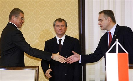 Místopedseda polské vlády Waldemar Pawlak (vpravo) se 29. íjna 2010 zdraví ve Varav s éfem Gazprom Exportu Alexandrem Medvedvem (vlevo) po podpisu vládních dohod Ruska a Polska upravujících tranzit a dovoz ruského zemního plynu. Dohlíí na n místo