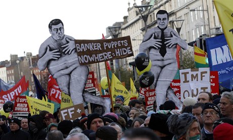 Irové protestovali 27. listopadu v Dublinu proti záchranné finanní misi Evropské unie a Mezinárodního mnového fondu.