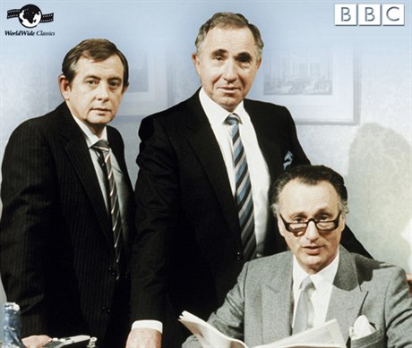 Populární britský sitkom Jist, pane ministe vychází na DVD i v etin. Sir Humphrey stojí uprosted.