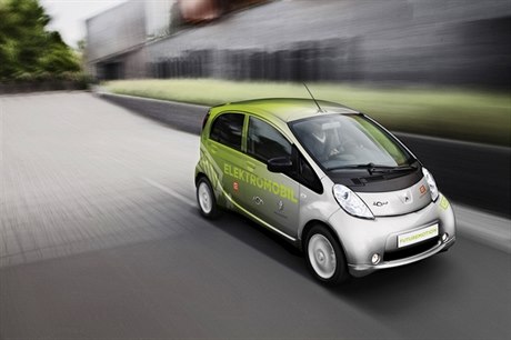 Automobilka Peugeot pronajme Skupin EZ pro pítí rok deset voz i0n, ím by se ml stimulovat rozvoj elektromobility v esku.