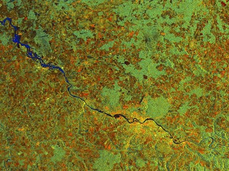 Jak v esku zamezit ím dál astjím povodním, jako napíklad tm, je zasáhly v roce 2002 povodí Labe (na satelitním snímku), mají ozejmit projekty CzechGlobe i IT4Innovations.