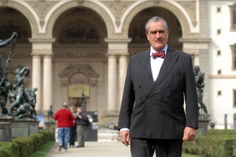 éf eské diplomacie Karel Schwarzenberg musí zajistit, aby se jeho podízení vzdlávali a zárove to jeho úad moc nebolelo. Bude eením soukromá vysoká kola?