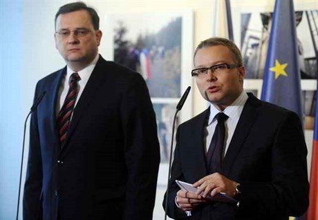 Premiér Petr Neas (vlevo) dnes nominoval Tomáe Chalupu do funkce ministra ivotního prostedí.