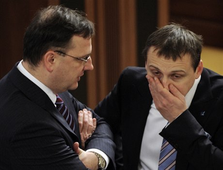 Do konfliktu VV versus ODS se zapojit i premiér Petr Neas (ODS, vlevo) a ministr dopravy Vít Bárta (Vci veejné).