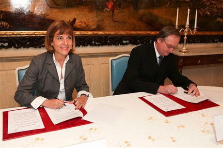 Areva CEO Anne Lauvergeon and VUT dean Miroslav ech have signed a cooperation deal