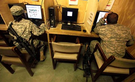 Amerití vojáci se mohou k Facebooku, Twitteru a YouTube pihlásit i bhem pracovní doby.