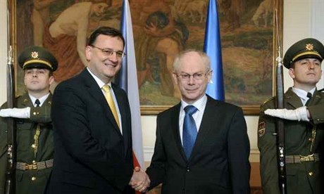 Prezident EU Herman Van Rompuy (vpravo) se bhem návtvy Prahy 23. února se seel i s eským premiérem Petrem Neasem.