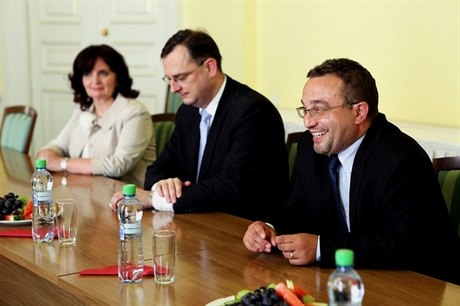 Premiér Petr Neas (ODS, uprosted) zatím drí nad ministrem kolství Josefem Dobeem (VV) ochrannou ruku.