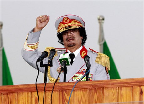 Libyjský vdce Muammar Kaddáfí ve tvrtek veer v rozhlasovém projevu oznámil, e v noci na dneek zane útok na batu vzbouenc Benghází.