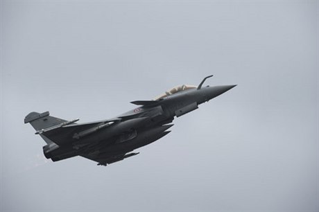 Francouzská stíhaka Rafale po oputní vojenské základny ve východofrancouzském Saint-Dizier míí nad Libyi.