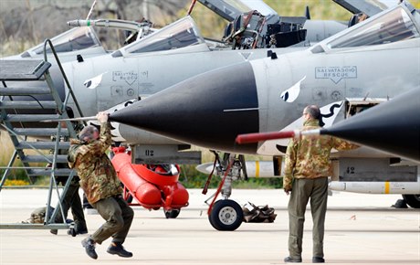 Ze základny NATO v Trapani na Sicílii vzlétají stíhaky Tornado smrem k Libyi.