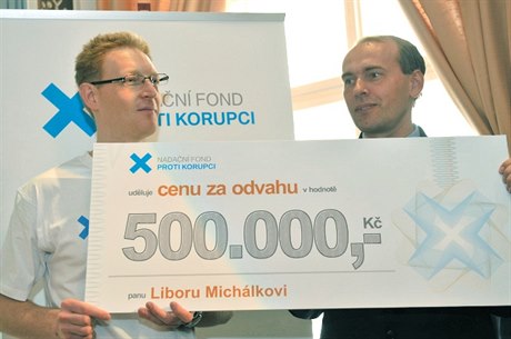 Libor Michálek (vpravo) pebírá ocenní a plmilionový ek za obanský postoj v kauze exministra ivotního prostedí Drobila z rukou editele Nadaního fondu pro boj proti korupci Karla Janeka.