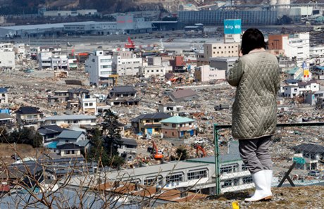 Takto vypadá dva týdny poté, co Japonsko zasáhlo silné zemtesení a vlna tsunami, msto Ofunato v nejvíce poniené prefektue Iwate.