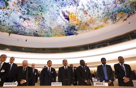 Pestrá skupinka papalá, neboli Rada OSN pro lidská práva, na zasedání v enev 25. února pijala rezoluci ádající pozastavení lenství Libye v této organizaci.