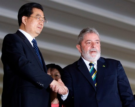 O obchodní spolupráci obou zemí jednal ínský prezident Chu in-tchao (vlevo) se svým bývalým brazilským protjkem Luizem Ináciem Lulou da Silvou i 15. dubna 2010 bhem návtvy Brazílie.