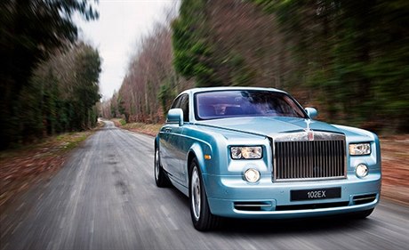 Rolls-Royce 102EX pedstavuje ekologický luxus  v budoucnu prý zvýí i dojezdovou vzdálenost.