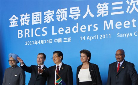 Na summitu skupiny BRICS 14. dubna v ínském San-ja se setkali indický premiér Manmóhan Singh (první zleva), ruský prezident Dmitrij Medvedv (druhý zleva), ínský prezident Chu in-tchao (uprosted), brazilská prezidentka Dilma Rousseffová a jihoafrický