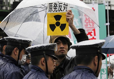 Ne jaderným elektrárnám, hlásají znaky na transparentu Japonce, který svj nesouhlas piel demonstrovat  23. dubna ped sídlo spolenosti TEPCO v Tokiu.