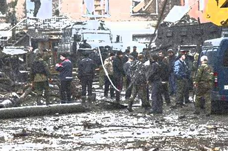 Následky sebevraedného atentátu, k nmu dolo v íjnu 2010 ve mst Chasavjurt v Dagestánu. Pi bombovém útoku zemel policista a sedm dalích osob bylo zranno.