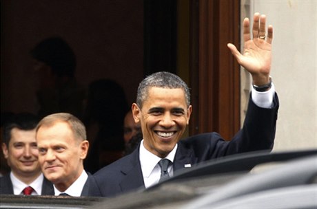 Barack Obama ujistil své polské pátele (v pozadí premiér Donald Tusk), e jejich zemi povauje za lídra demokratické a ekonomické transformace v celé stední Evrop. To Poláci slyeli rádi.