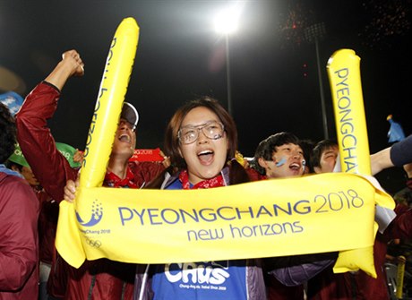 Jihokorejci oslavují úspnou kandidaturu Jiní Koreje v areálu skokanských mstk ve mst Pchjongchang.
