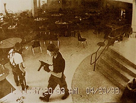 Americká tragédie: Dylan Klebold (vpravo) a Eric Harris na zábrech z bezpenostní kamery v kavárn stední koly v coloradském Columbine, kde 20. dubna 1999 zastelili dvanáct student a jednoho uitele, ne si sami vzali ivot.