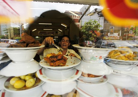 Výloha jedné z restaurací masakan padang V Jakart.