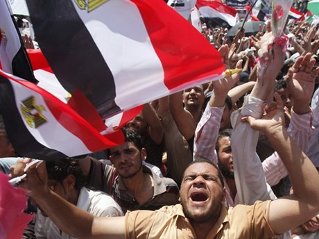 Záplava egyptských vlajek na demonstraci 29. ervence, na ní poslední pátek ped ramadánem svezli islamisté na káhirské námstí Tahrír z celé zem víc ne milion svých píznivc, ukazuje, e se ádná panislámská revoluce v Egypt nekoná.