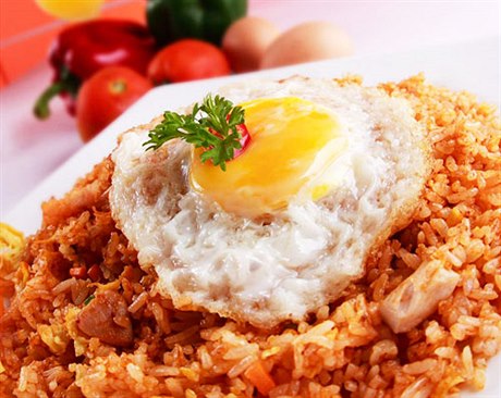 Nasi goreng (doslova smaená rýe), jakési kulinární synonymum Indonésie, nezná sociálních hranic.