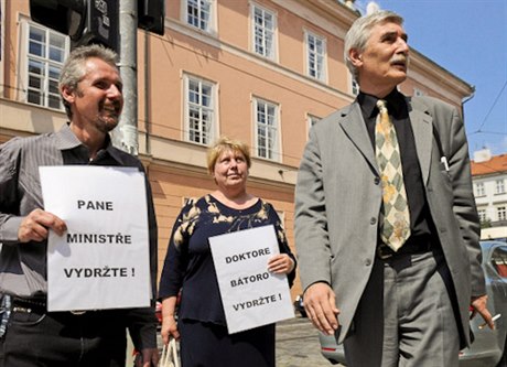Ladislav Bátoras supporters call for him to remain at the education ministry