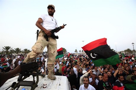 Demonstrace v Tripolisu. Libye je dnes zemí chaosu. Na její obnov se chce podílet i ína.