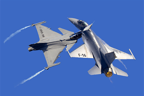 etí piloti jsou s letouny Jas-39 Gripen maximáln spokojeni. Je vak moné, e se budou muset pekolit napíklad na americké stíhaky F-16, které by prý v esku rád vidl premiér Petr Neas.