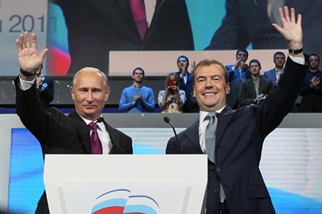 Ruský premiér a prezident, respektive prezident a premiér: Vladimir Putin a Dmitrij Medvedv.